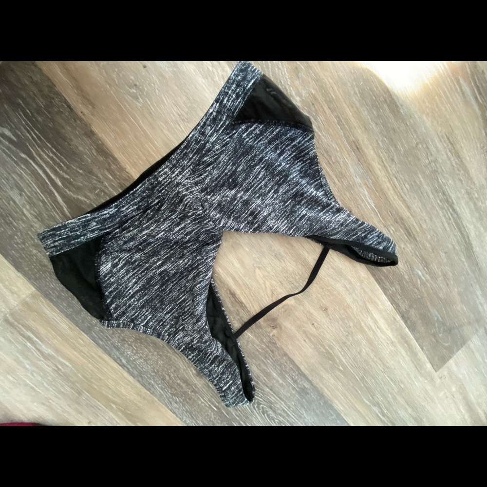 VS PINK- gray/black sports bra w string
